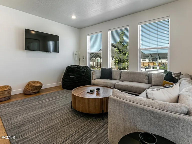 6885 Woods Rose Dr — Photo 5
