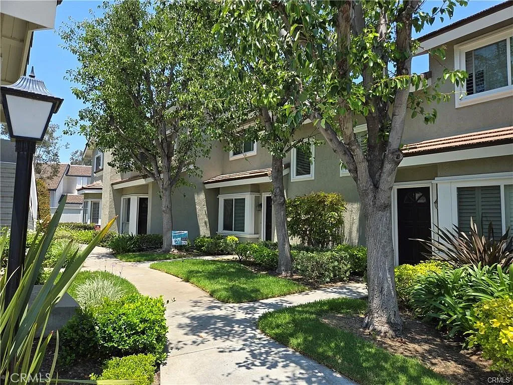 2 bed, 2.5 bath, 1176 sqft, $3,800 — Photo 2