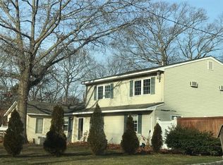 15 Merrick St, Holtsville, NY 11742