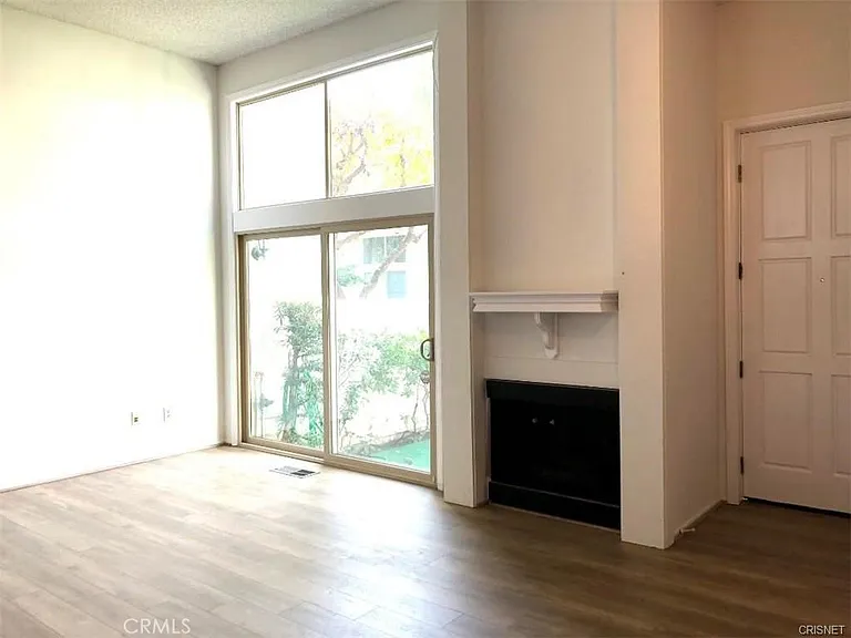 22219 1/2 Erwin St #22219 — Photo 4