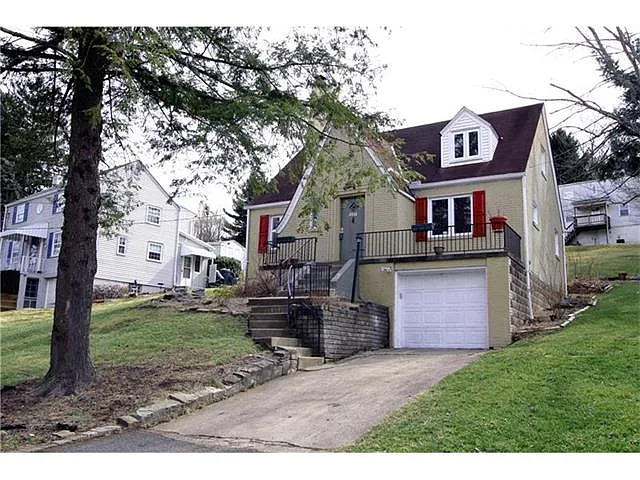 2032 Margarite St photo 1