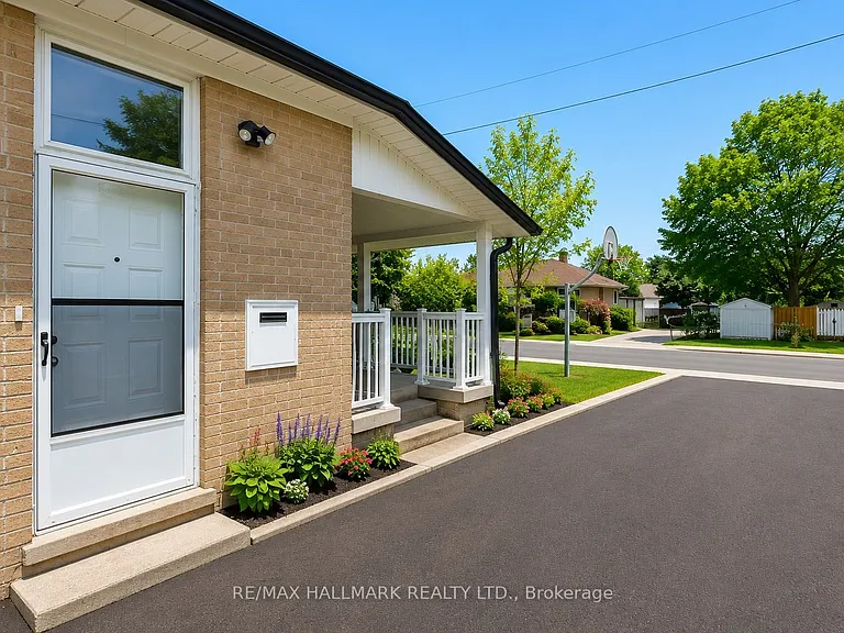 338 Demaine Cres — Photo 2