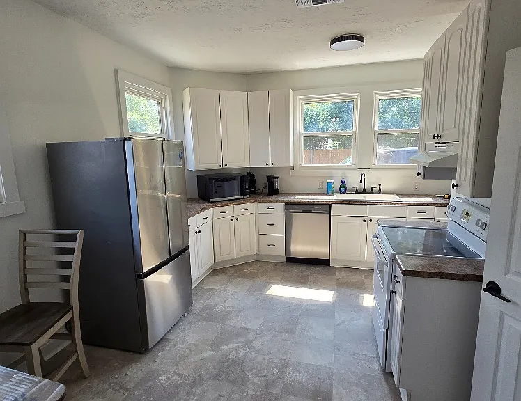 Bright large B & C unit kitchen - new appliances!
