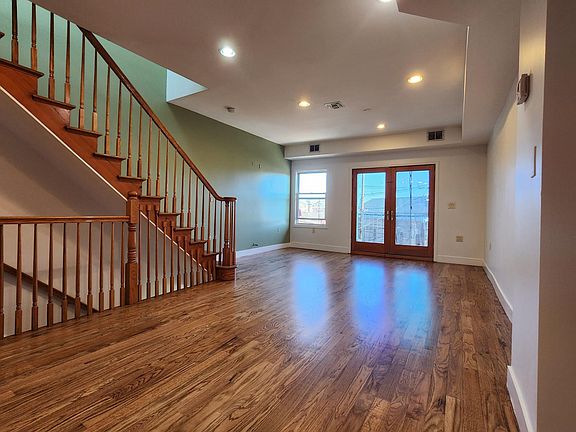 4th image of 33 Summit Ave #2