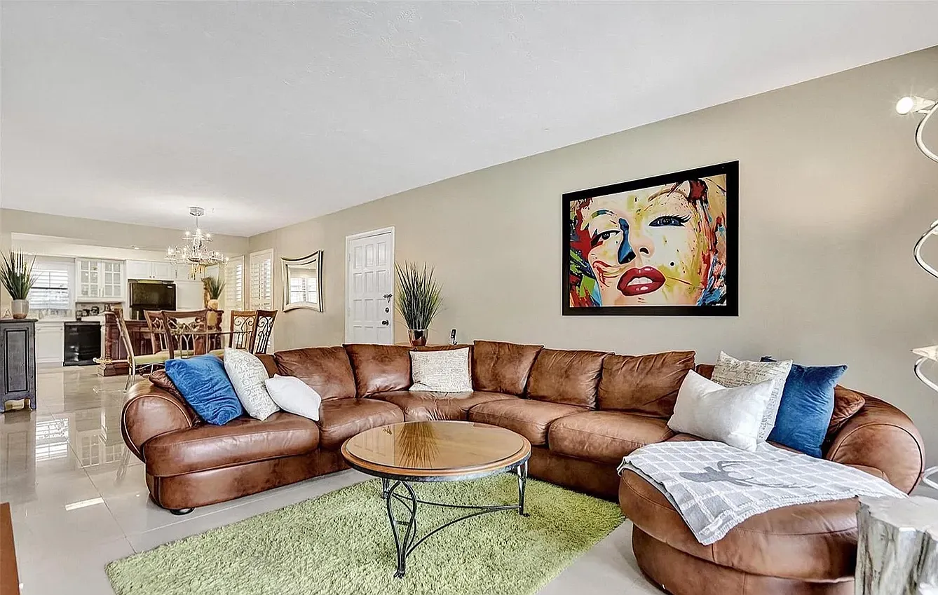 2 bed, 1093 sqft, $1,975 — Photo 3