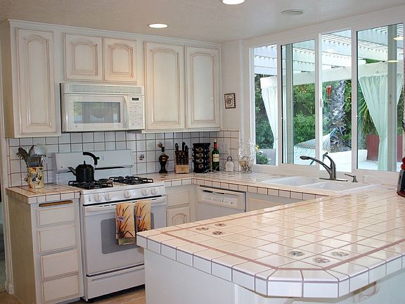 Light, bright kitchen w/upgraded cabinetry
