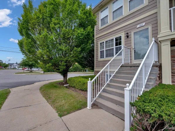 101 Emerald Chase Dr, Lake Orion, MI 48362