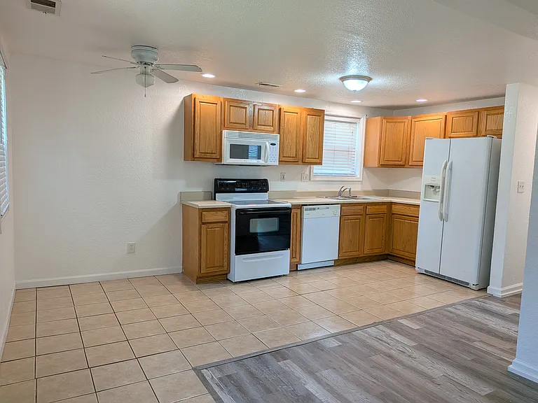 5548 Steffens Ave — Photo 3