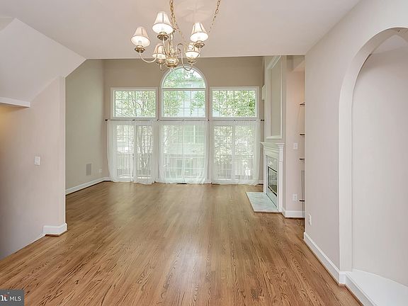 3rd image of 3811 Courtland Cres