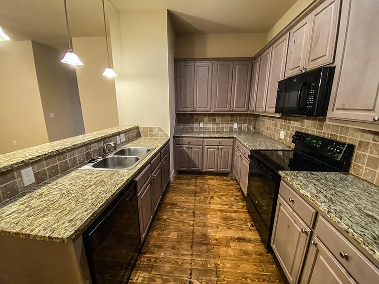 700 Franklin Ave #14 — Photo 3