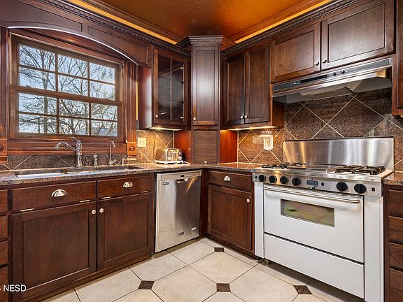 5th image of 101 E Park Ave