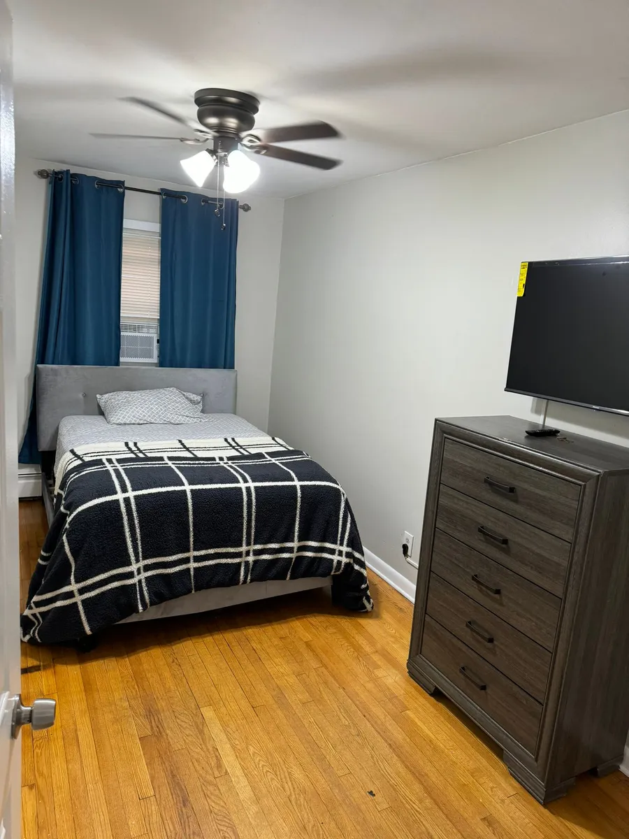 Room for rent with TV cable wifi storage space fan and one window - Summit Ave