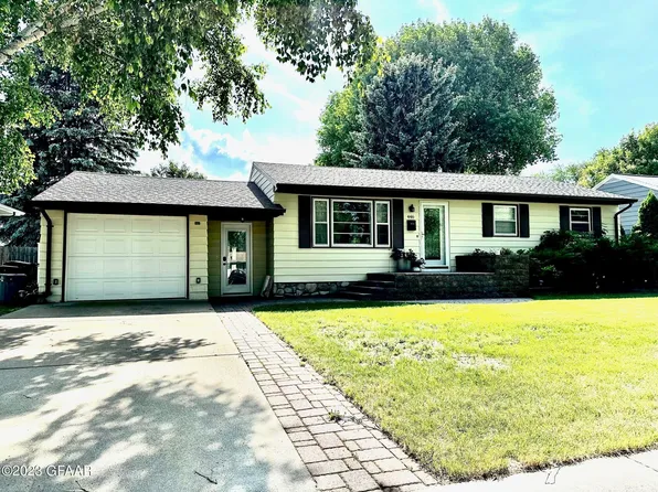 446 River Dr SE, East Grand Forks, MN 56721
