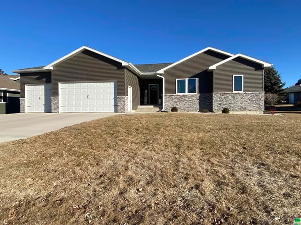 935 6th St SE, Le Mars, IA 51031