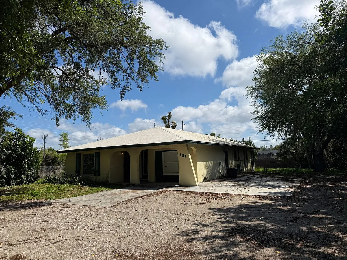 Building Photo - 2208 N Lockwood Ridge Rd