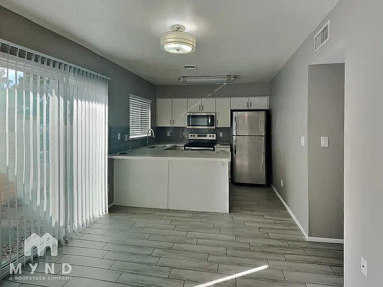 1014 W Malibu Dr — Photo 2