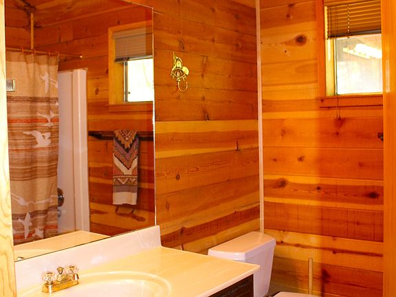 Bathroom with shower/tub 