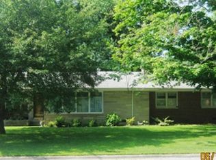 600 Martha Ln, Flora, IL 62839