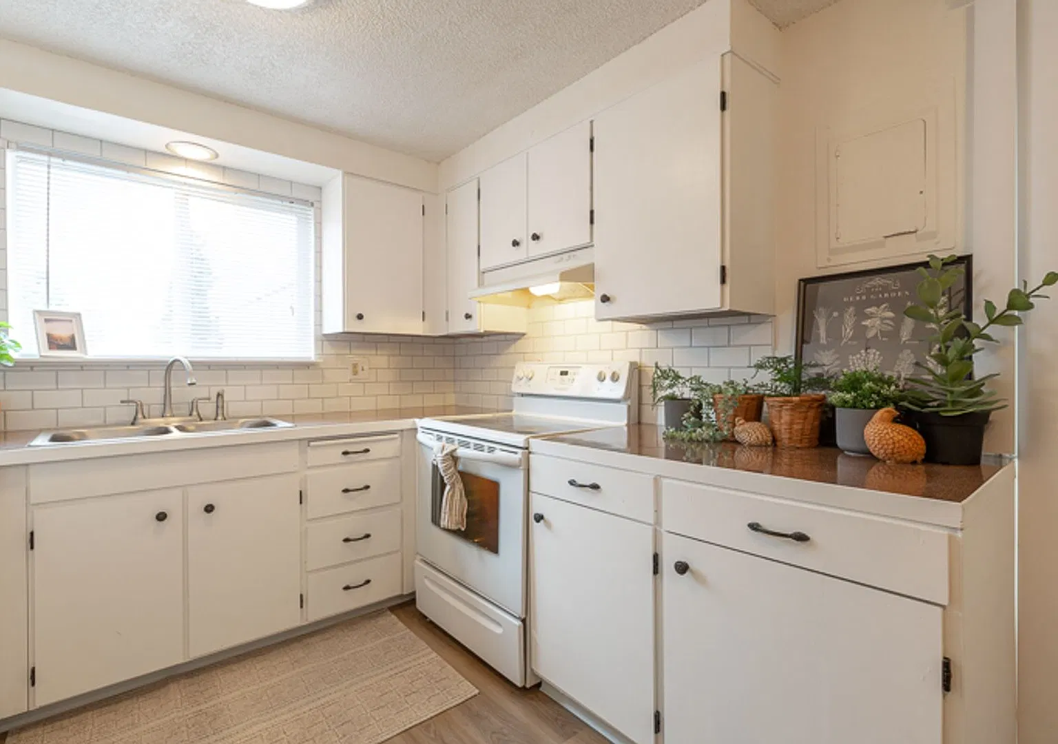 Olive Park Avenue Apartments — Photo 1