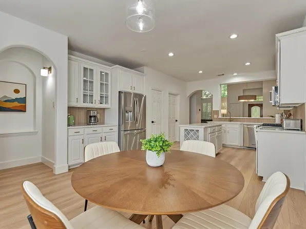 27 Medley Ln, Spring, TX 77382