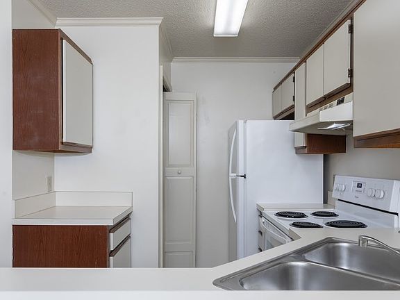5th image of 105K Stratford Dr