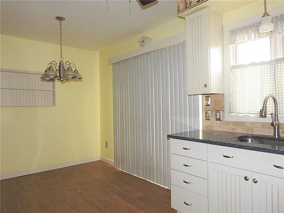 5th image of 10 Leach St Unit A2