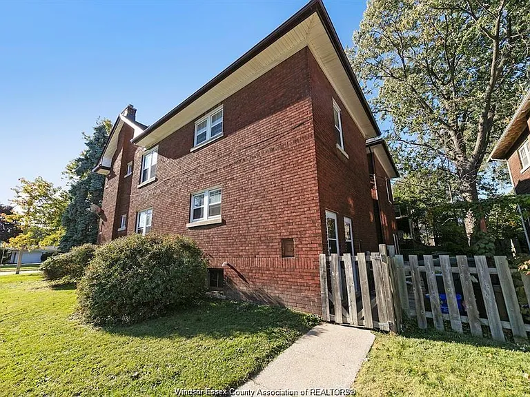 1596 Victoria Ave — Photo 4