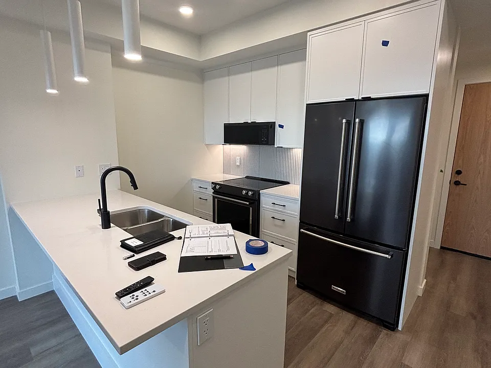 1102 Esquimalt Rd