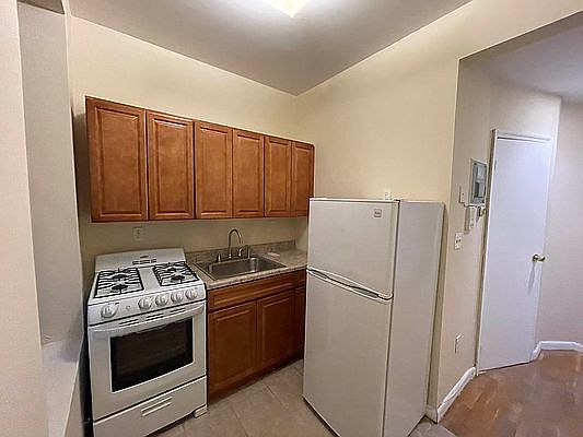 2nd image of 390 Manhattan Ave #6