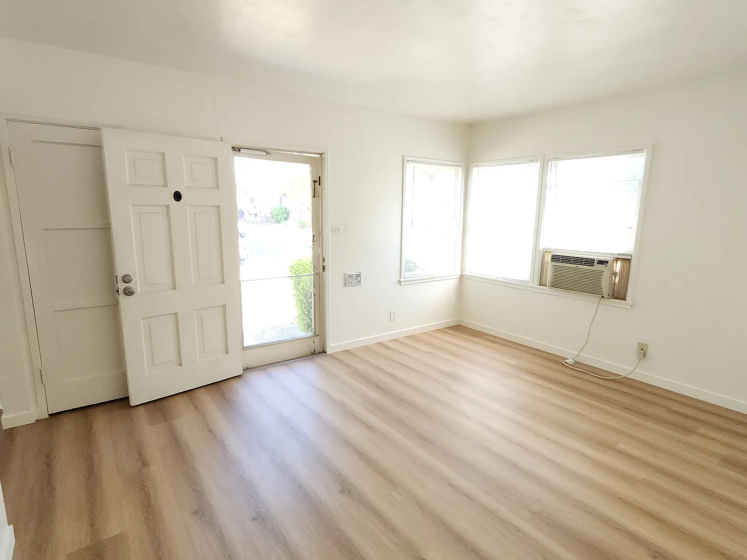 1030 Spazier Ave — Photo 3