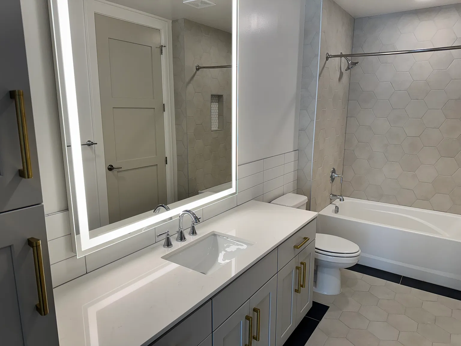1 bed, 835 sqft, $2,950 — Photo 3