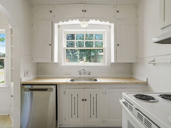 5th image of 1930 Laurel Ave NE