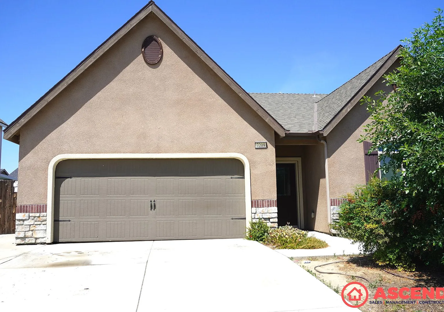 Beautiful 3-Bedroom Corner Lot Home with Solar & Spacious Backyard — Photo 2