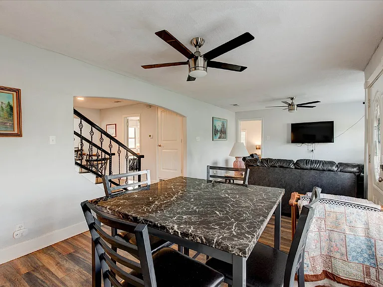 2801 W Biddison St — Photo 8