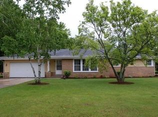 925 W Sierra Ln, Mequon, WI 53092