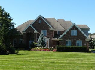 2905 Walnut Manor Ct, Crystal Lake, IL 60012