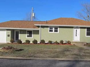 1511 Tennell Rd, Pekin, IL 61554