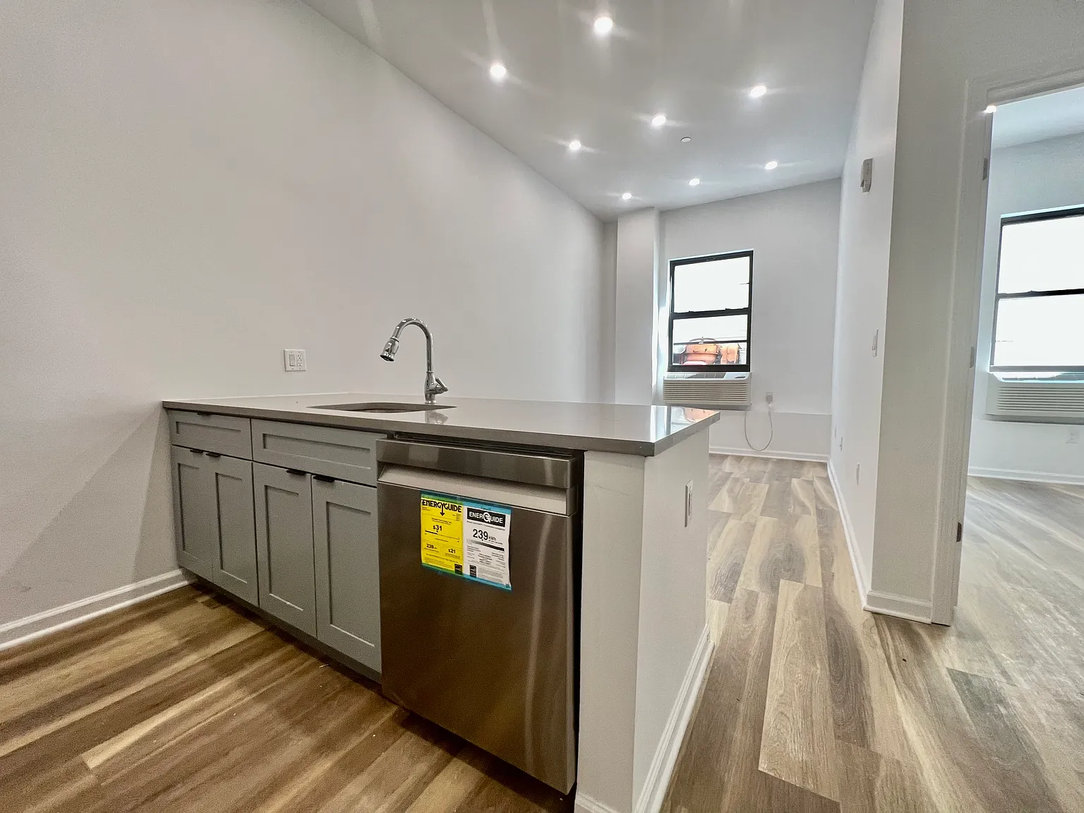 1 bed, 650 sqft, $2,100 — Photo 2