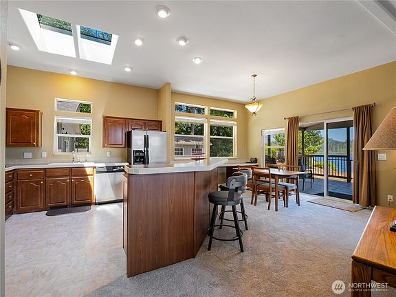 4th image of 314 NW Rhododendron Drive
