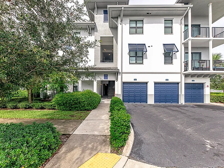 The Hamptons at Palm Beach Gardens Apartments — Photo 17