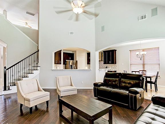 Admire the openness of the living area with the kitchen and the breakfast room.