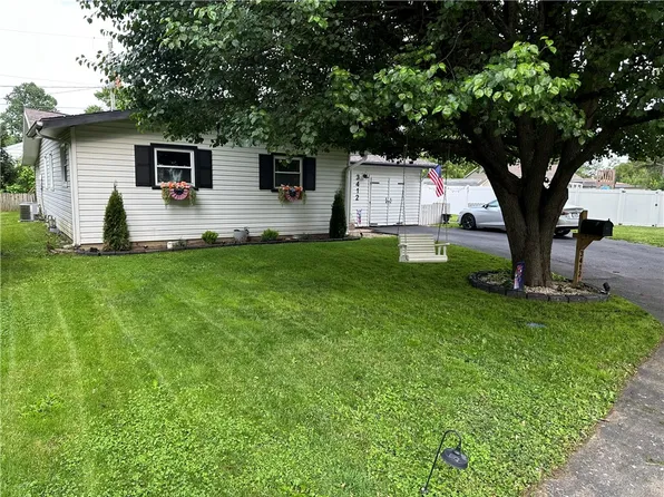 3412 Willow Dr, Mattoon, IL 61938