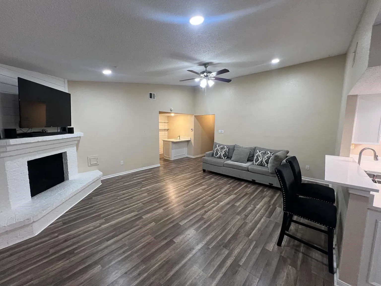 3 bed, 2.0 bath, 1612 sqft, $2,100 — Photo 4