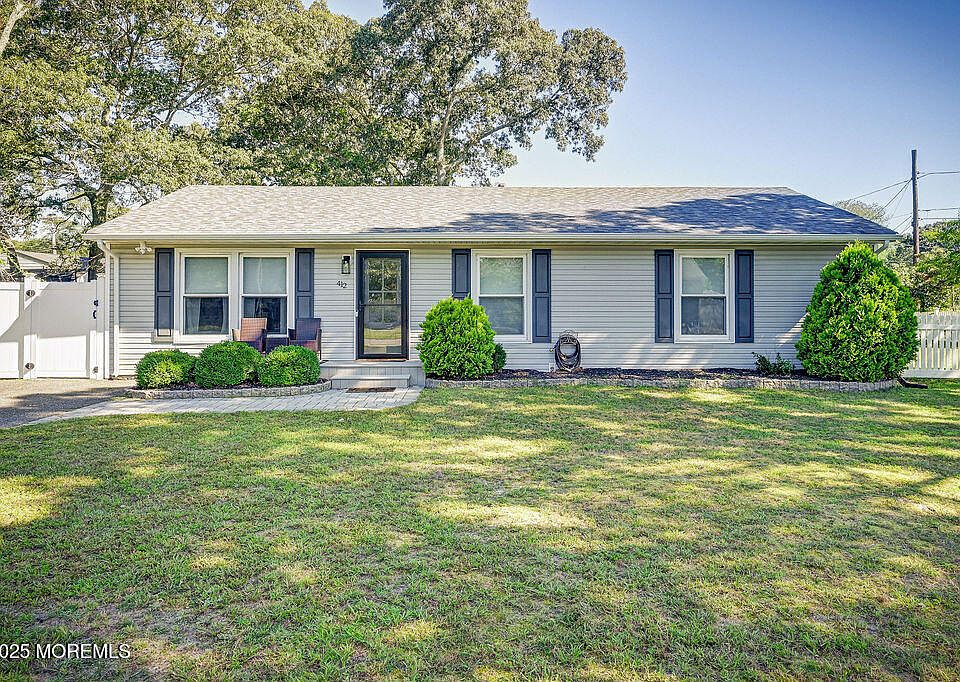 1st image of 412 Chestnut Drive