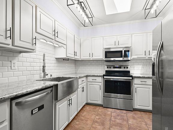 5th image of 2113 Maple Ridge Ave