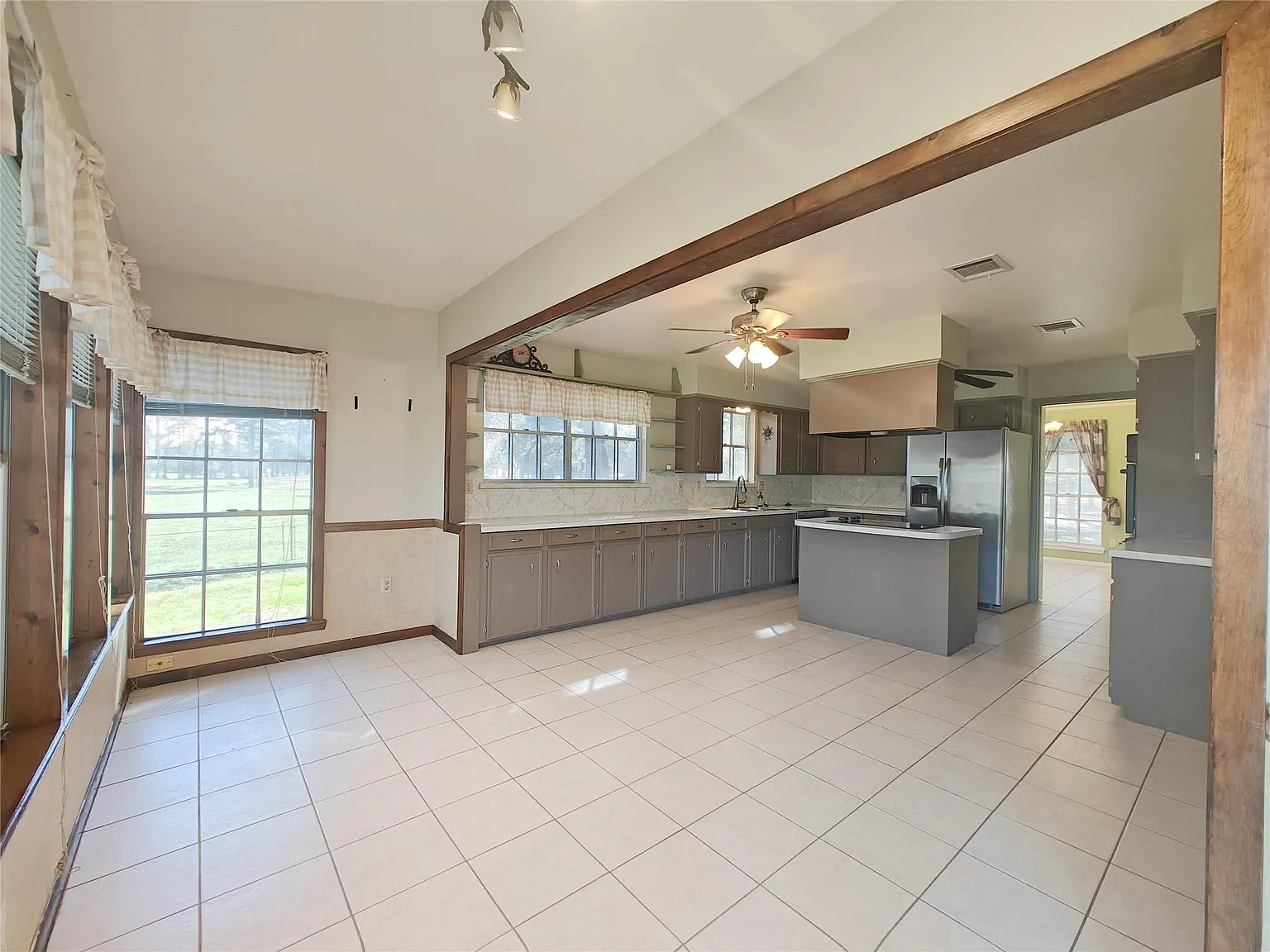 3 bed, 2.5 bath, 1917 sqft, $2,490 — Photo 3