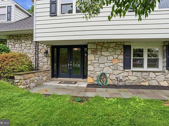 3rd image of 1619 Shepard Dr