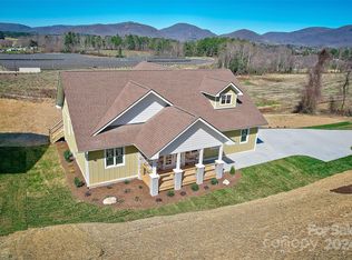 239 Maple Knoll Dr, Hendersonville, NC 28792