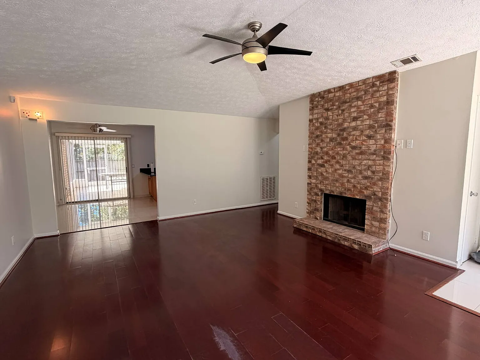 3 bed, 2.0 bath, 2054 sqft, $2,395 — Photo 2