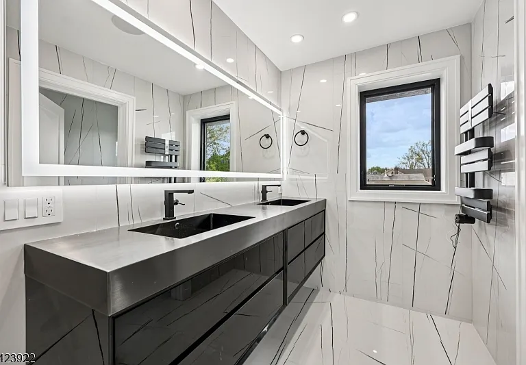 51 Albany Ave — Photo 10